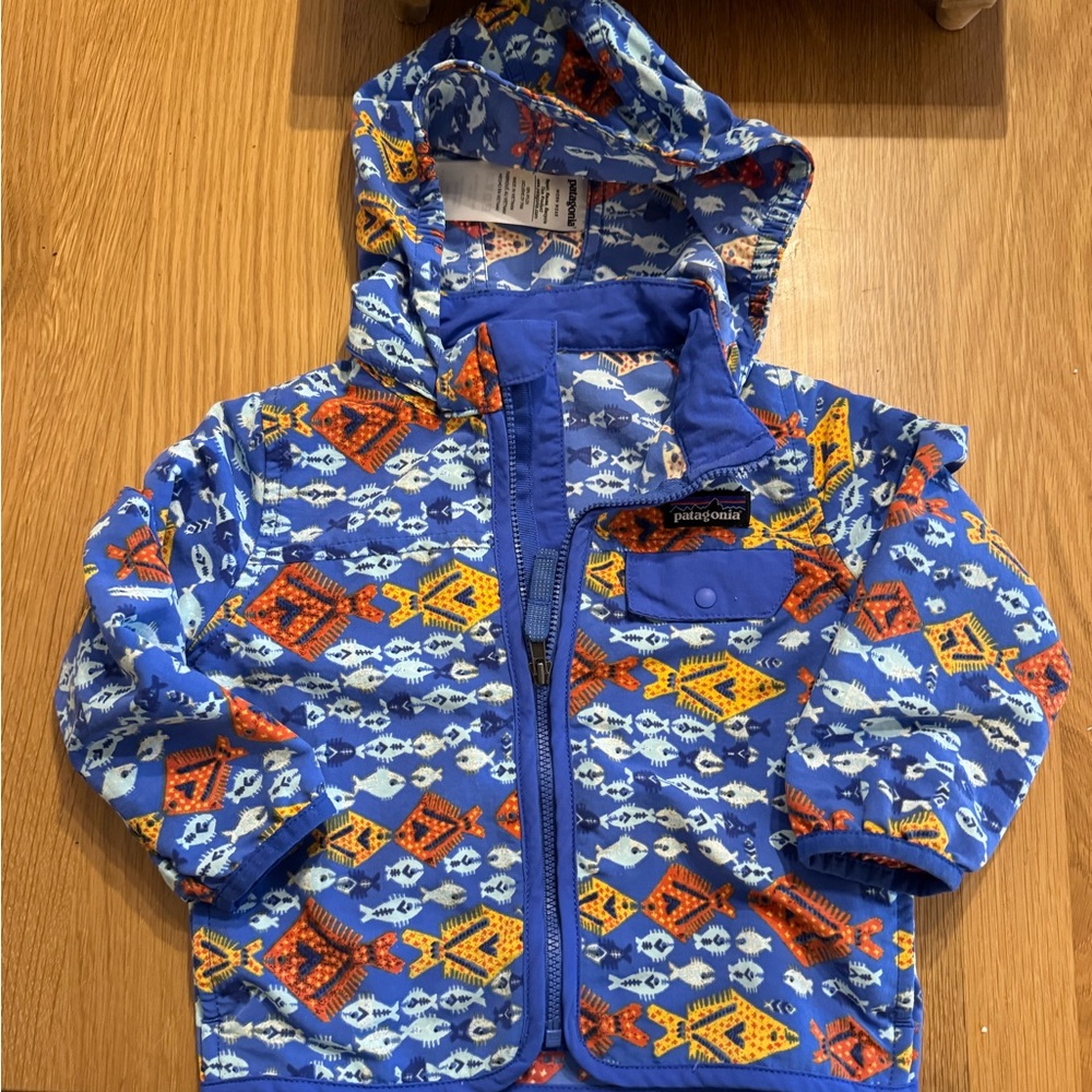 Patagonia lightweight jacket with matching hat. Size 12-18 months.